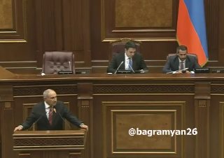 Премьер-министр Армении Никол Пашинян выступает с заявлением о новой революции