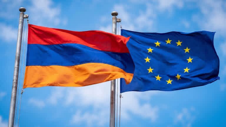 Флаг ЕС и Армении рядом, символизирующий сотрудничество