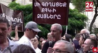 Митинг оппозиции у здания ЦИК Армении, участник в майке с Путиным