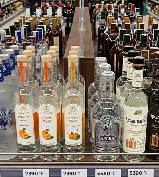 Фруктовые водки в магазине Еревана на фоне обсуждения снижения акцизов в Армении