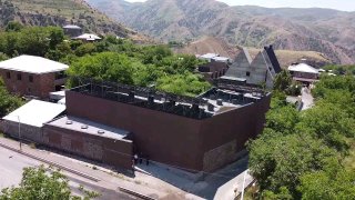 Министр Жанна Андреасян и замминистра Альфред Кочарян на стройке Музея коврового искусства в Гарни