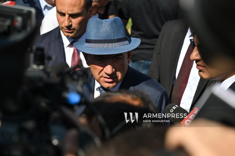 Премьер-министр Армении Никол Пашинян на избирательном участке в Армении