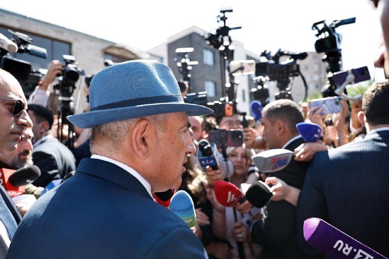 Премьер-министр Армении Никол Пашинян выступает перед журналистами после голосования на парламентских выборах.