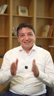 Министр финансов Армении Ваге Ованнисян на пресс-конференции