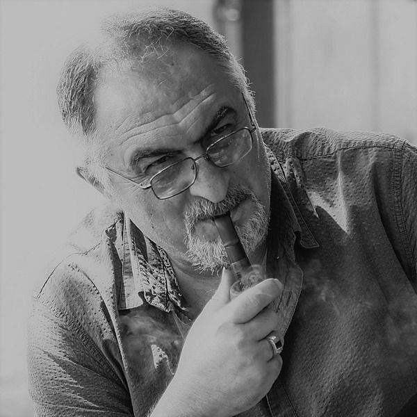 Армен Мовсисян, известный армянский певец, выступает на сцене.