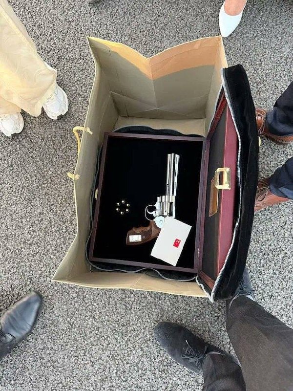Револьвер 357 Magnum, подаренный президентом Турции Эрдоганом премьеру Бельгии Де Веверу