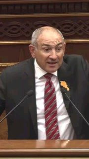 Никол Пашинян выступает на мероприятии в Армении