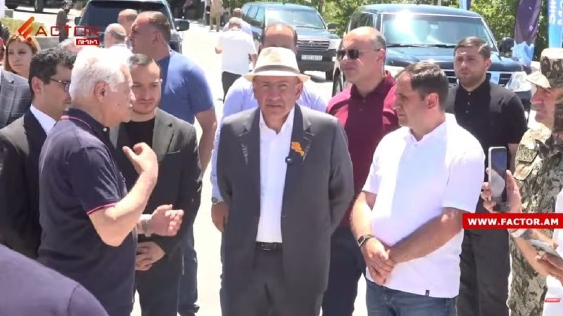 Премьер-министр Никол Пашинян осматривает экспозицию на выставке военной промышленности в СКК имени Карена Демирчяна в