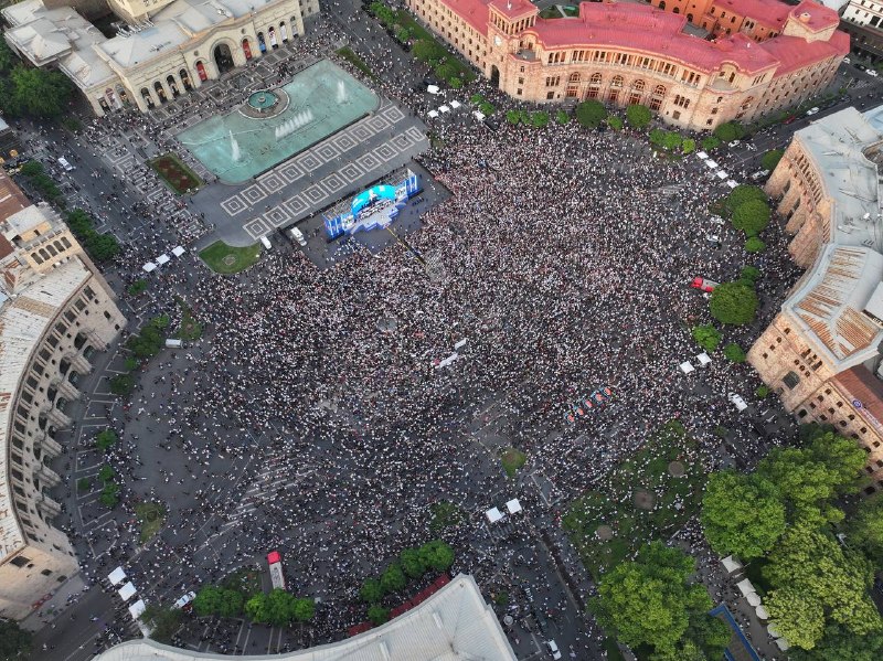 Кадры с площади Республики в Ереване, где проходит итоговый митинг партии «Гражданский договор».