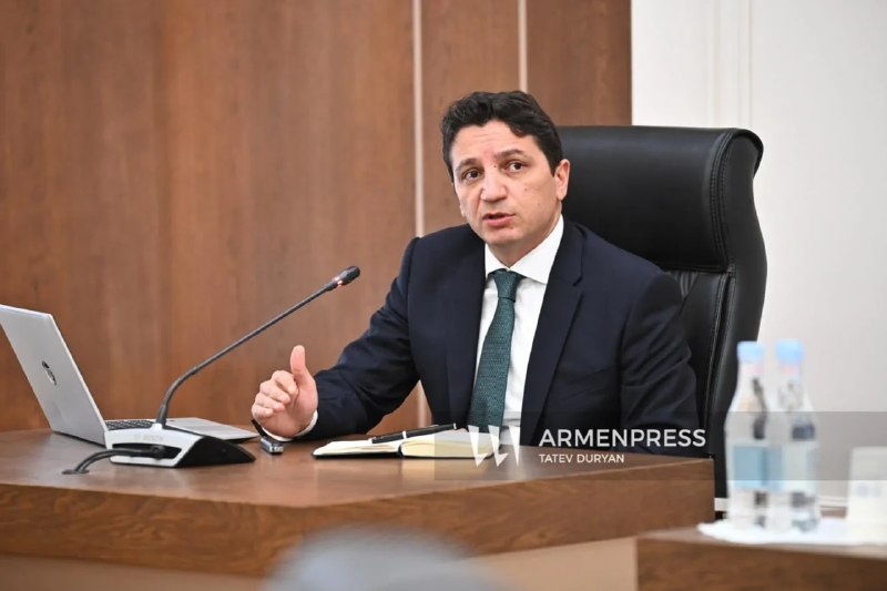 Министр финансов Армении Ваге Ованнисян выступает на заседании парламента, 2026 год