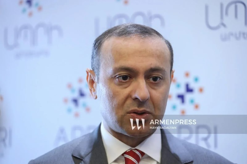 Секретарь Совета безопасности Армении Армен Григорян выступает на брифинге в Армении