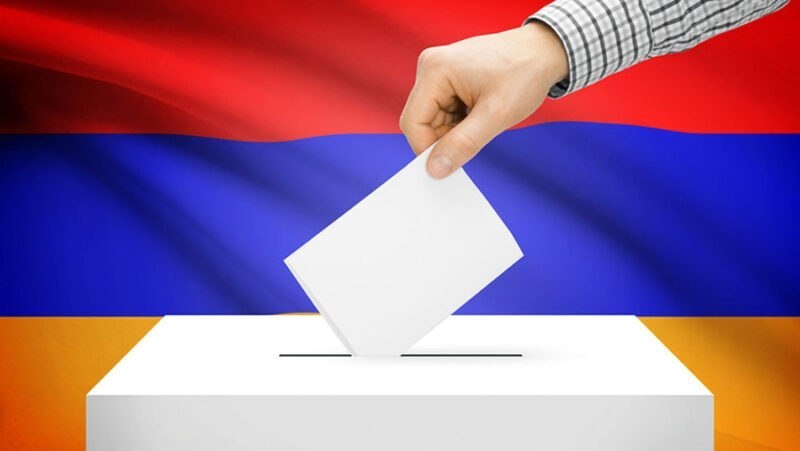 Избирательный участок в Армении во время проведения выборов с голосующими гражданами