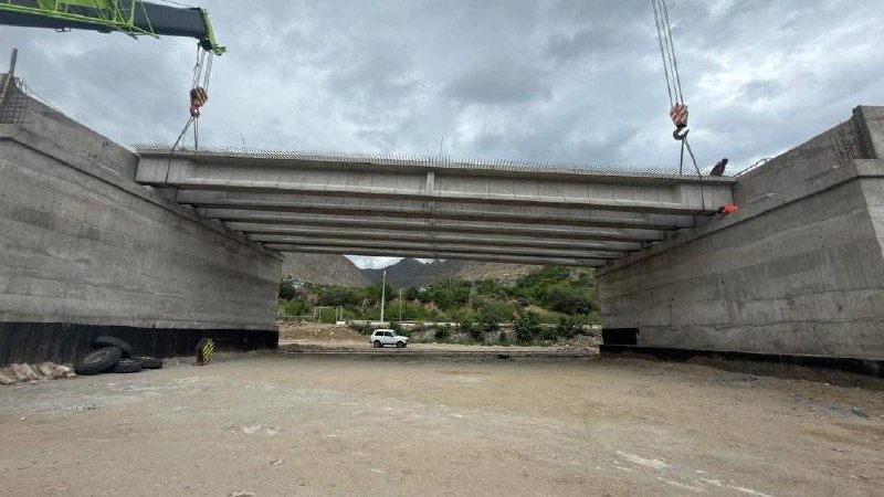 Установка балок мостов на строительном участке дороги Каджаран-Агарак в Армении