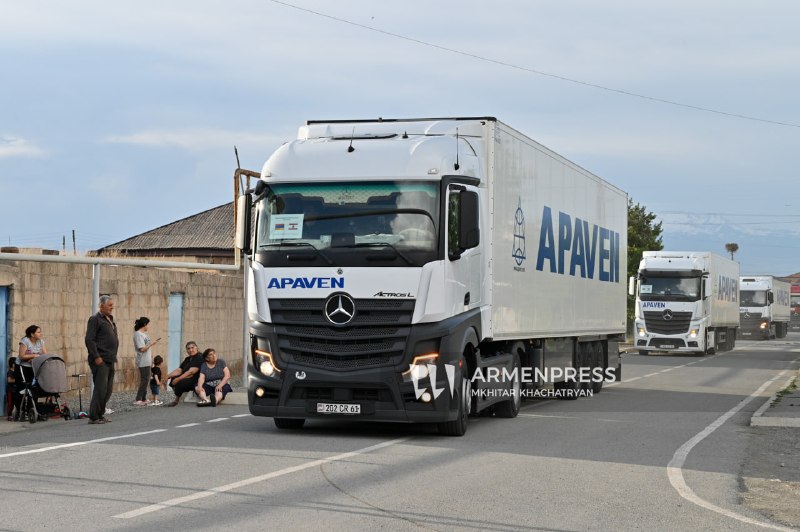 Грузовики с гуманитарной помощью Армении на КПП Маргара на границе с Турцией