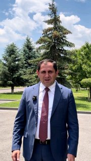 Министр обороны Армении Сурен Папикян выступает с благодарностью на предвыборном мероприятии