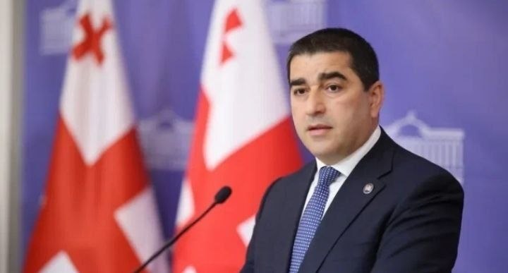Спикер парламента Грузии Шалва Папуашвили поздравляет председателя Национального Собрания Армении Алена Симоняна с победой