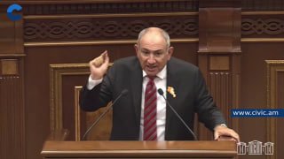 Никол Пашинян выступает на предвыборном митинге в Армении