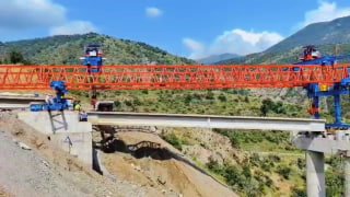 Монтаж мостовых балок с помощью Launching Gantry на участке Каджаран–Агарак трассы Север-Юг в Армении