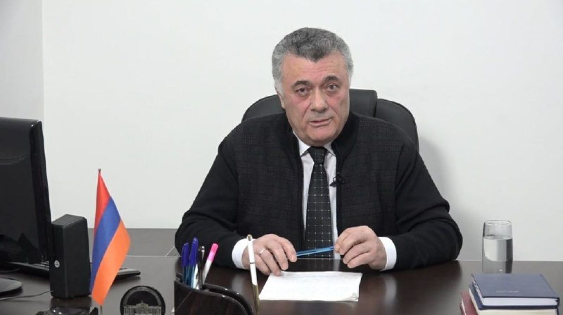 Рубен Акопян на фоне здания Национального собрания Армении