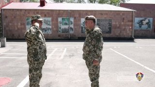 Генерал-лейтенант Эдвард Асрян на строевом смотре в Республиканском сборном пункте Армении