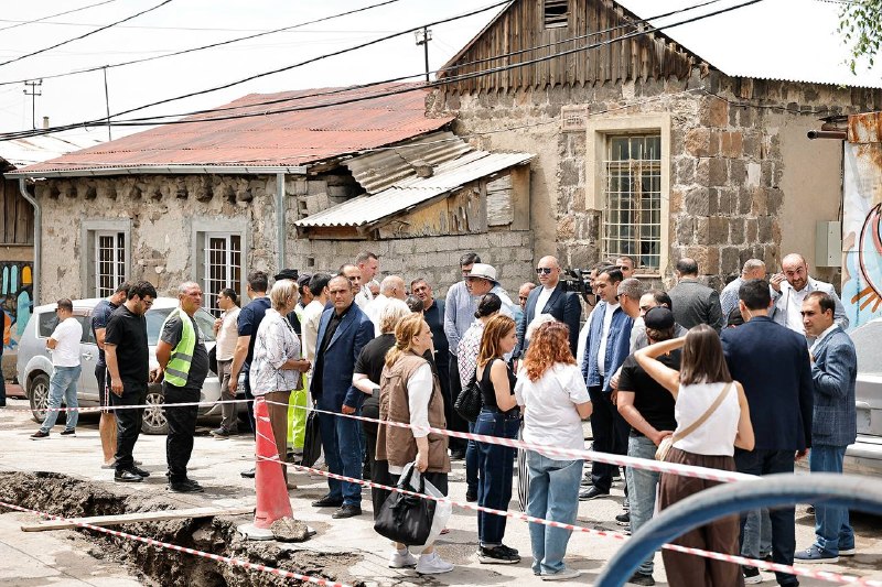 Никол Пашинян в районе Конд в Ереване во время встречи с жителями