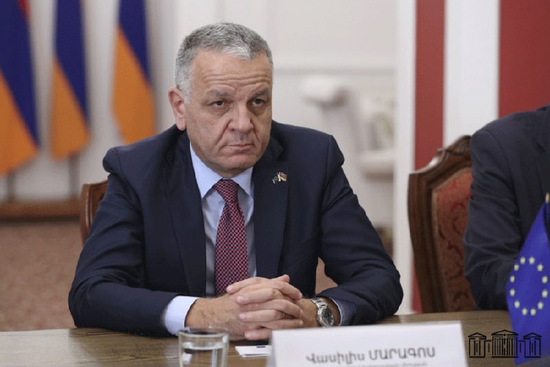 Посол ЕС Василис Марагос выступает на встрече с армянскими экспортерами в Армении