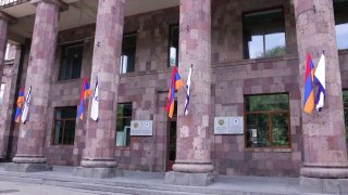 Министр Жанна Андреасян осматривает ремонт в Государственном институте физической культуры и спорта Армении