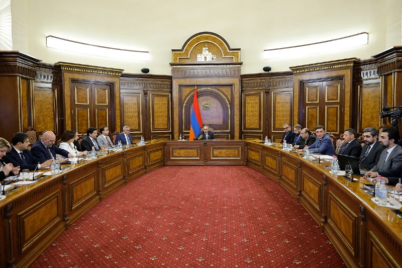 Пашинян обсудил инвестприоритеты для Еревана и Гюмри в рамках предвыборной программы