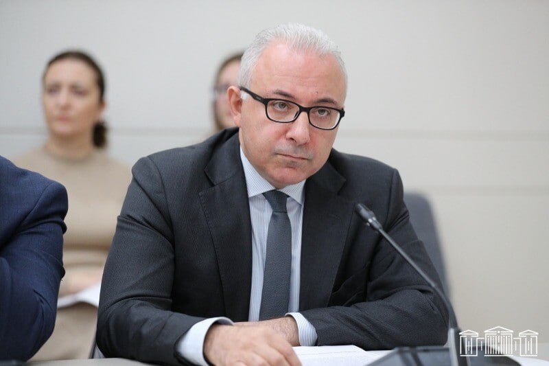 Мнацакан Сафарян выступает перед журналистами в парламенте Армении, обсуждая проект TRIPP