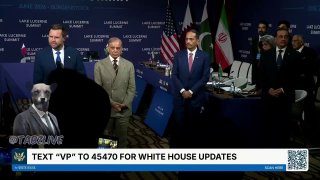 Джаред Вэнс выступает на пресс-конференции, фон с флагами США
