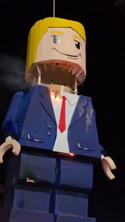 Сожжение чучела Трампа в стиле LEGO на похоронах Хаменеи в Мешхеде, Иран