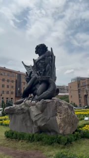 Памятник Ваагну-Драконоборцу открыт у мэрии Еревана, заявил Пашинян