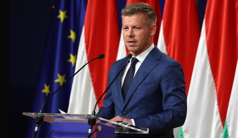 Флаг ЕС и премьер-министр Венгрии на саммите в Брюсселе