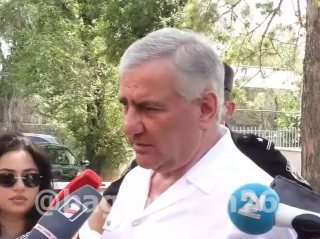 Политик «Калужский засланец» на пресс-конференции в Армении