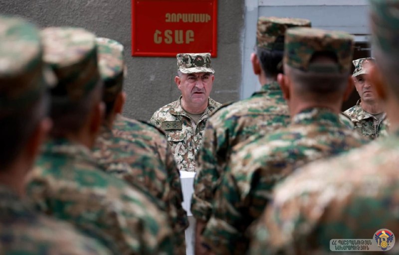 Генерал-лейтенант Эдуард Асрян вручает боевое знамя спецвойсковому соединению в Армении