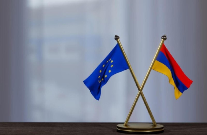 Флаг Европейского союза и Армении, символизирующий финансовую помощь ЕС Армении в 34 млн евро