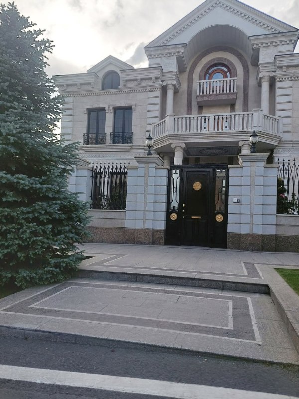Особняк в Севане, разделенный на пять частей по кадастровой регистрации, принадлежащий жене Ваге Карапетяна.
