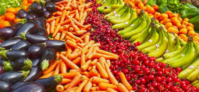 Инспектор проверяет растительную продукцию на границе Армении