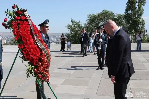 Министр внутренних дел Грузии Вахтанг Гомелаури возлагает цветы у мемориального комплекса Цицернакаберд в Армении.