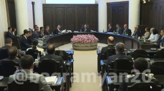 Заседание правительства Армении, министр экономики Геворг Папоян и премьер-министр Никол Пашинян