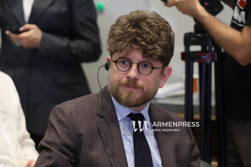 Посол Франции в Армении Оливье Декотиньи выступает перед аудиторией на встрече с армянскими экспортерами