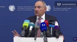 Премьер-министр Армении Никол Пашинян выступает с заявлением о проектах с Азербайджаном