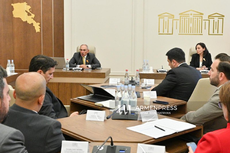 Никол Пашинян выступает в Национальном Собрании Армении, обсуждая мирные соглашения и проект TRIPP