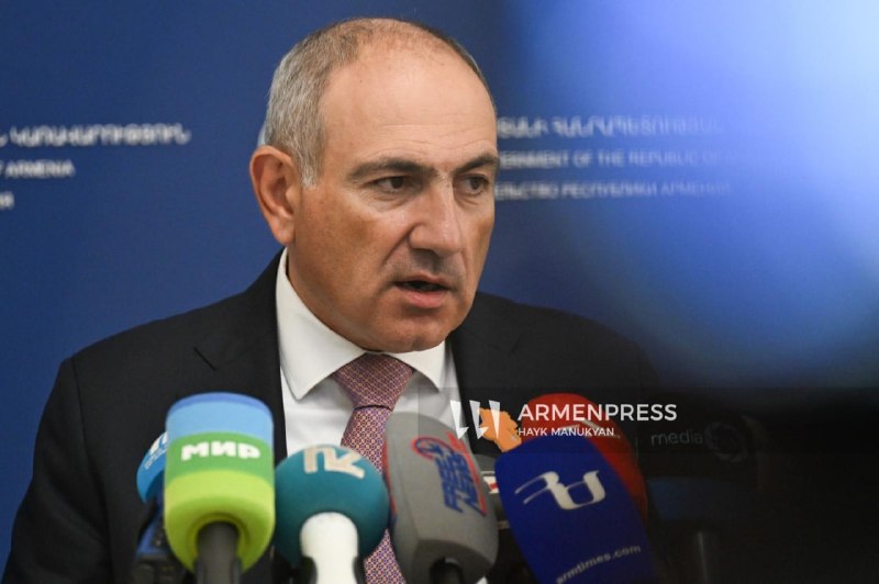 Премьер-министр Армении Никол Пашинян на заседании правительства обсуждает железную дорогу в Турцию