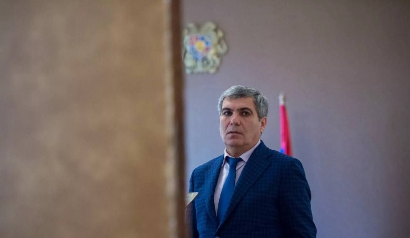 Представители партии «Республика» подают документы в Центральную избирательную комиссию Армении.