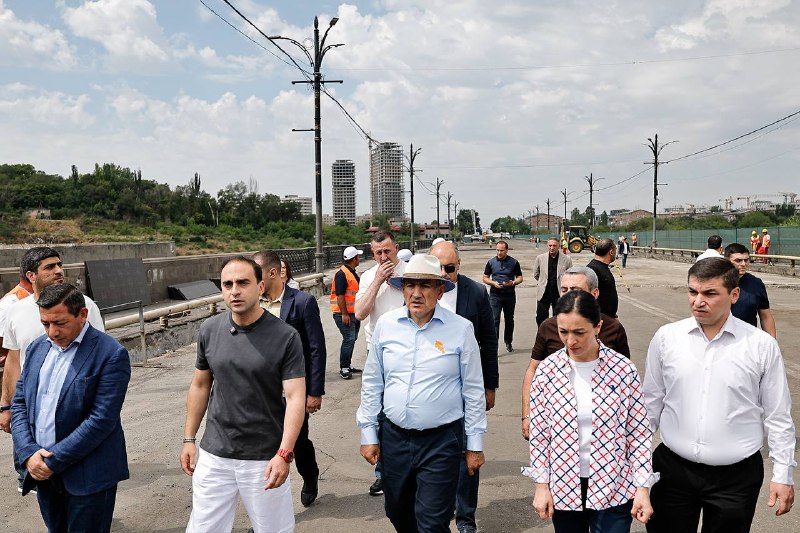 Премьер-министр Армении Никол Пашинян на мосту Киевян в Ереване