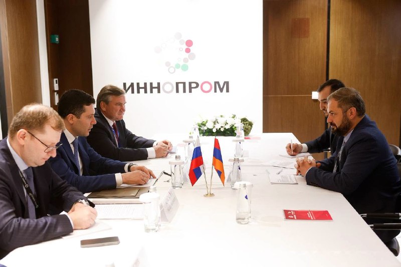 Встреча министра экономики Армении Геворга Папояна с главой Минпромторга РФ Антоном Алихановым в Москве