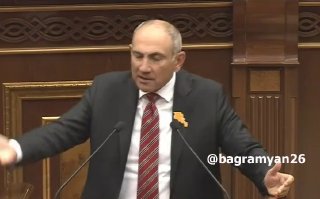 Никол Пашинян выступает с речью, Армения