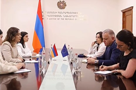 Министр юстиции Армении Србуи Галян и посол ЕС Василис Марагос на встрече