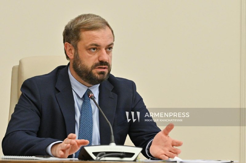 Министр экономики Армении Геворг Папоян выступает в Национальном Собрании